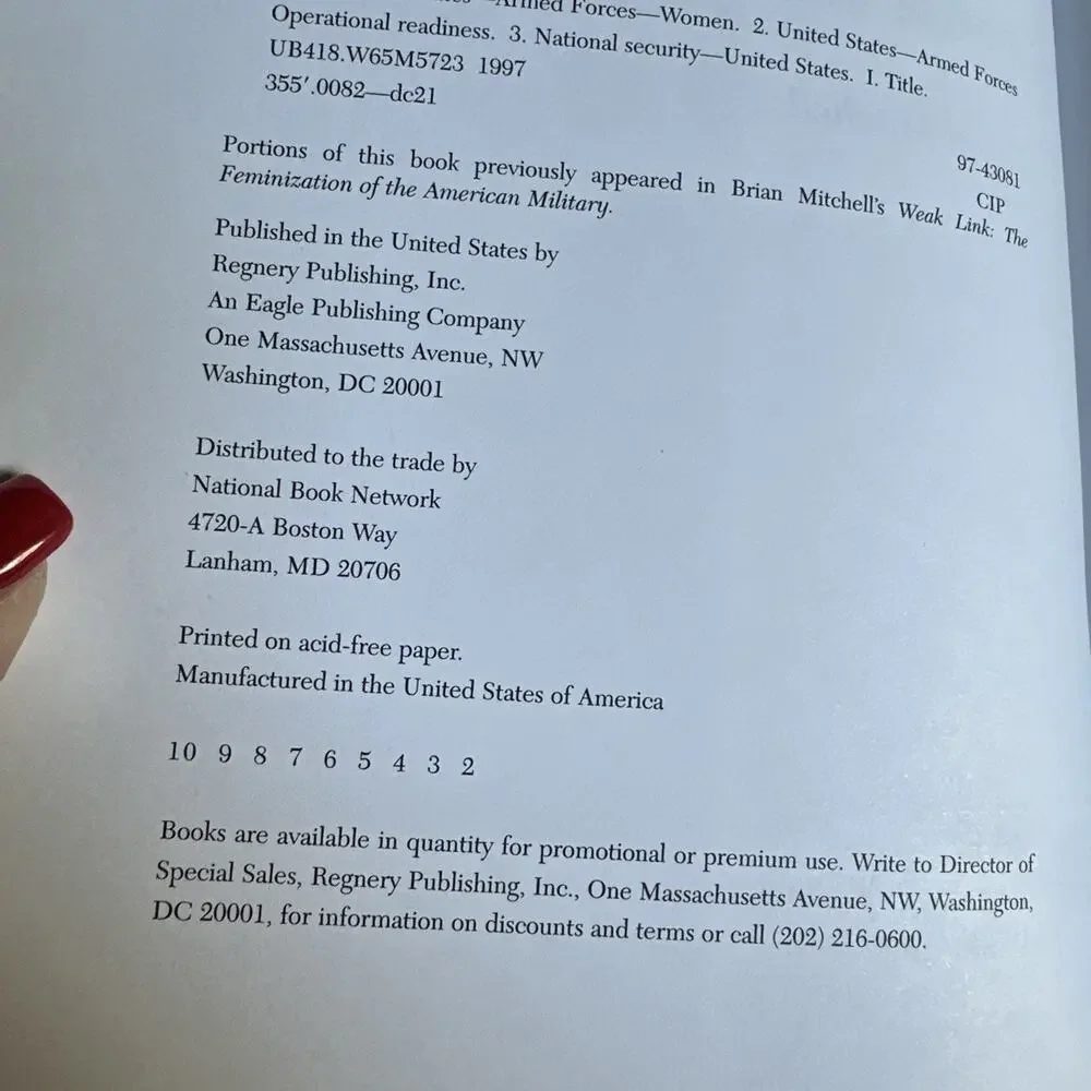 Women in the‎ Military : Flirting with Disaster by Brian Mitchell 1998 HCDJ